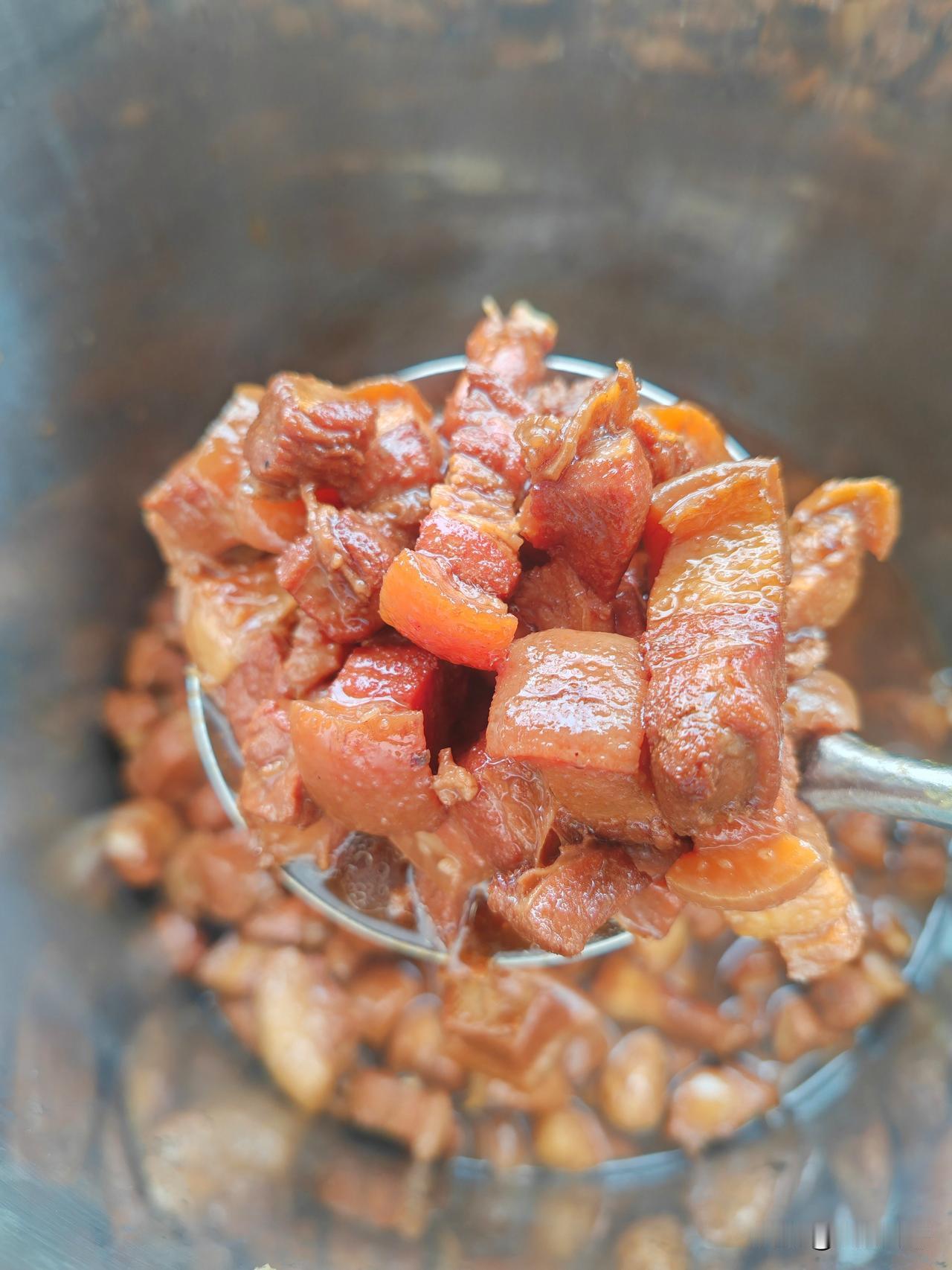 滨州北杨市场的东北盒饭今日菜品有红烧肉、东北熘肉段、酸辣土豆丝、鸡蛋炒西红柿，两