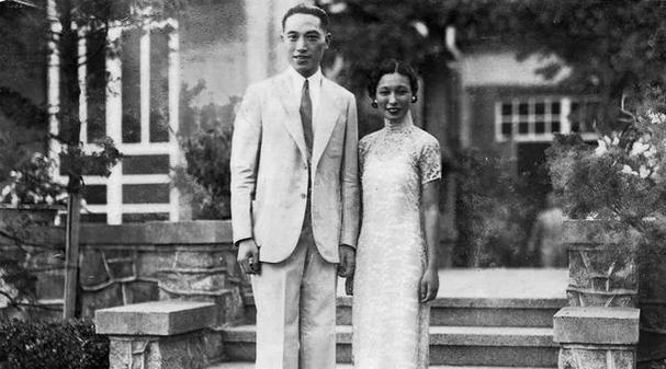 1943年，上海永安百货公司千金郭婉莹因难产住院，丈夫却在别的女人家过夜。出院后