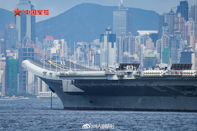 【太美啦！山东舰与维港同框大片来了[哇]】既不“糊”又不“小”，山东舰维港大片，