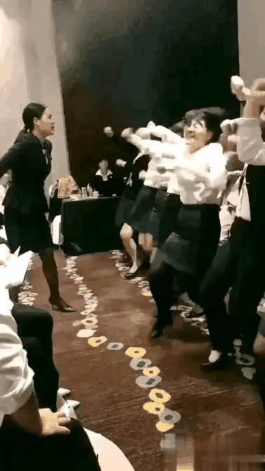 如此疯狂的女人团队，据说不是单身就是离婚…[思考]