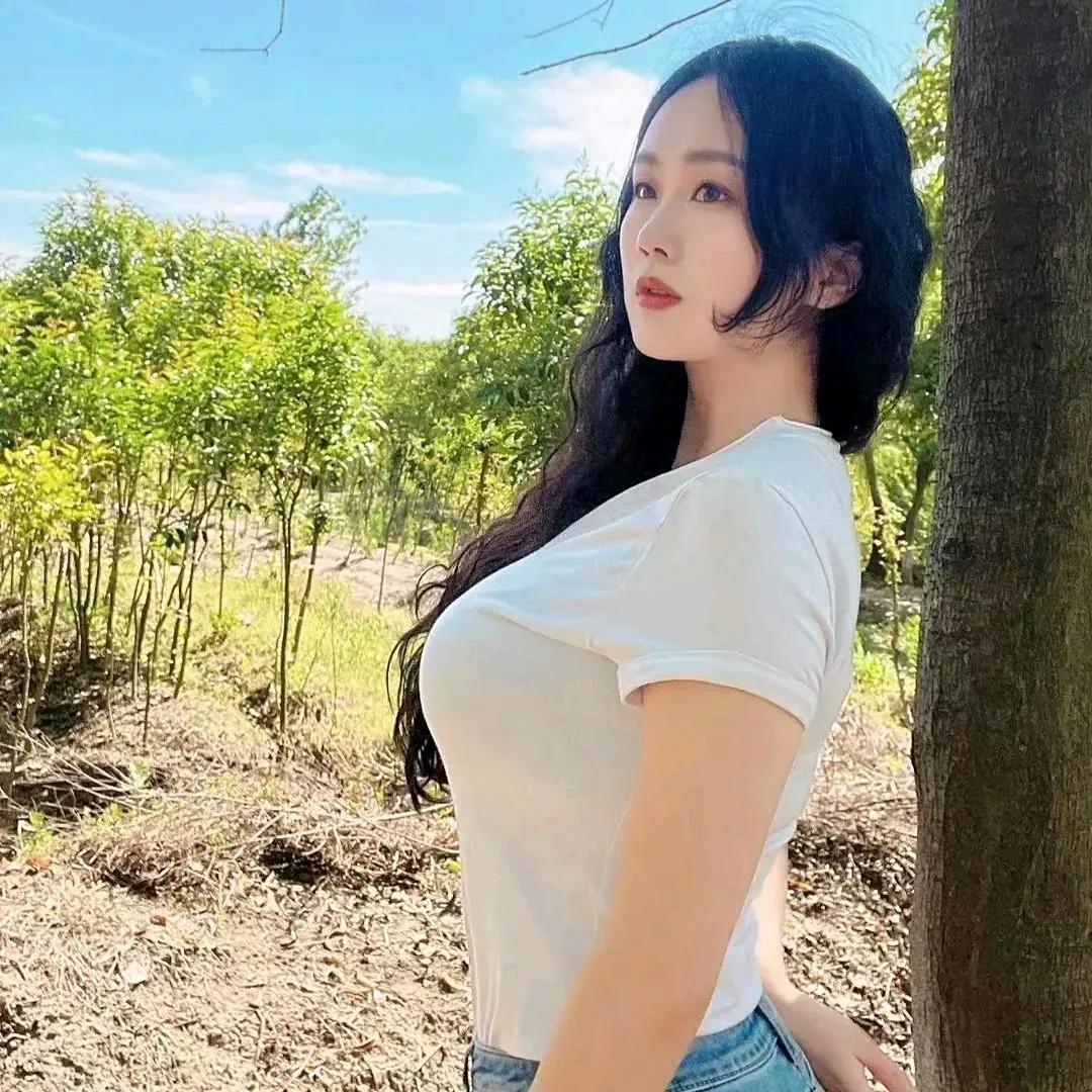 阳光明媚的午后，我在林间漫步，感受大自然的美好。