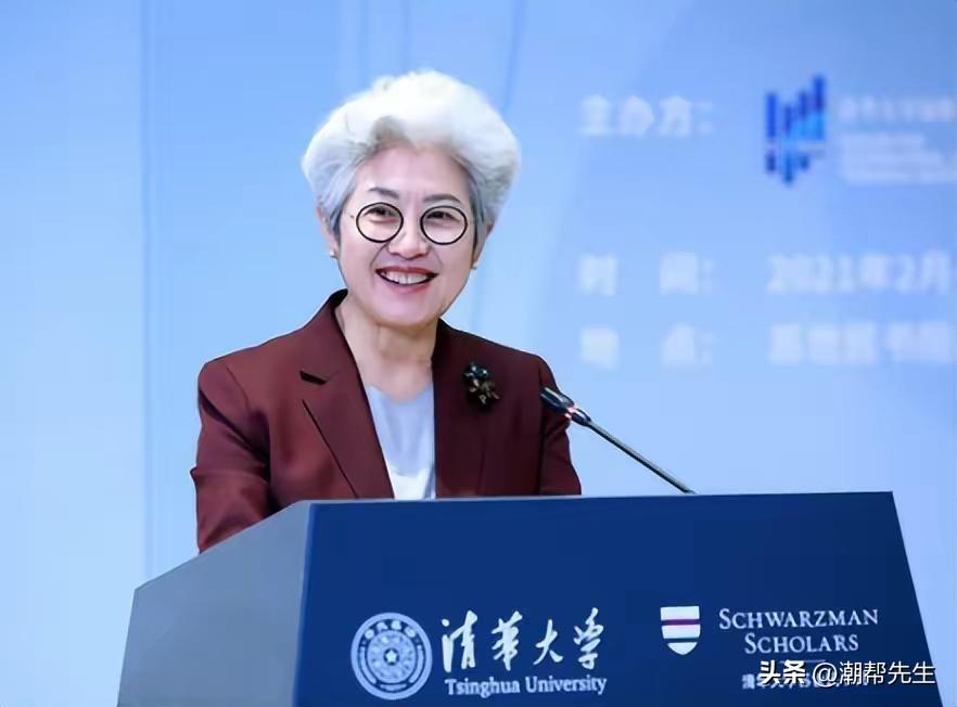 优雅得体是一个大龄女性必备的特质，上了年纪之后，我们不能再通过扮嫩改善衰老痕迹，