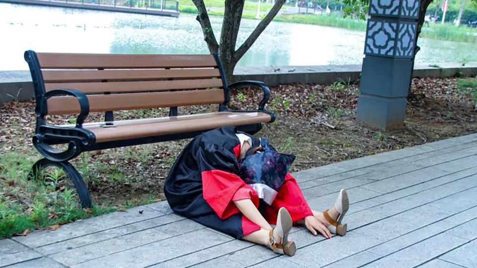 CNN说中国的大学毕业生在毕业照片上“半死不活”

为什么

它说是因为一千多万
