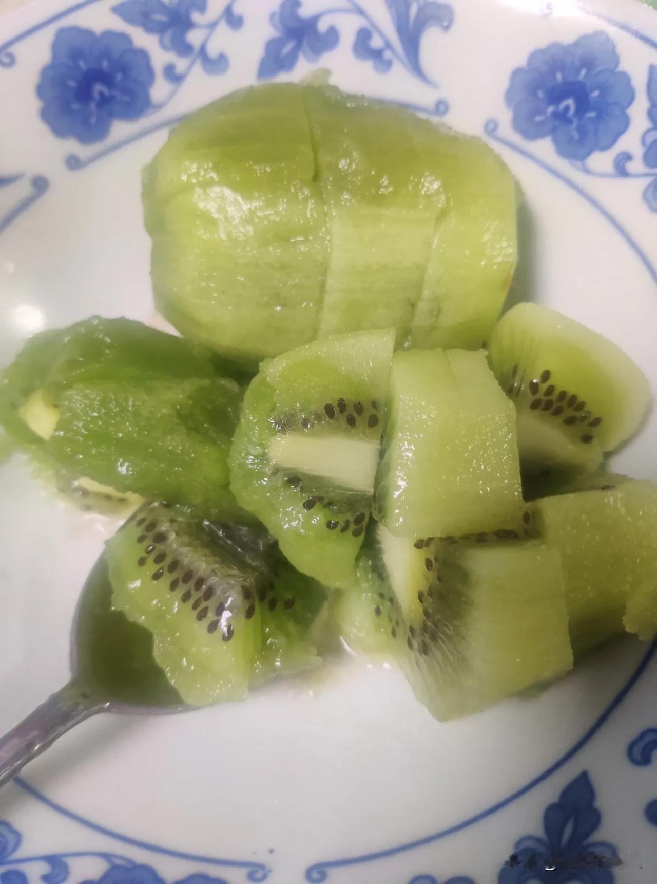 秋日，非常适合吃大闸蟹，这时候的蟹很是肥美，再搭配水果和一碗桂花山药羹，真是太美