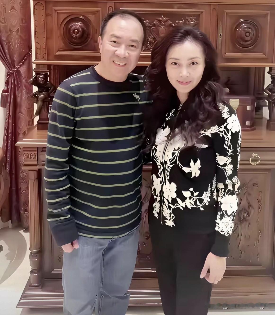 戴志诚当初和小品演员杨蕾离婚，转头娶了袁茵，现在看这照片里袁茵保养的这么好，气质