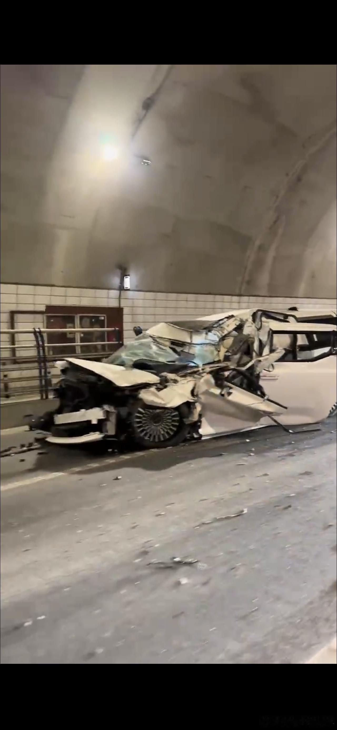 前段时间一辆极氪009追尾货车 A柱完全断裂，但是驾驶员只有擦伤...内伤也没有