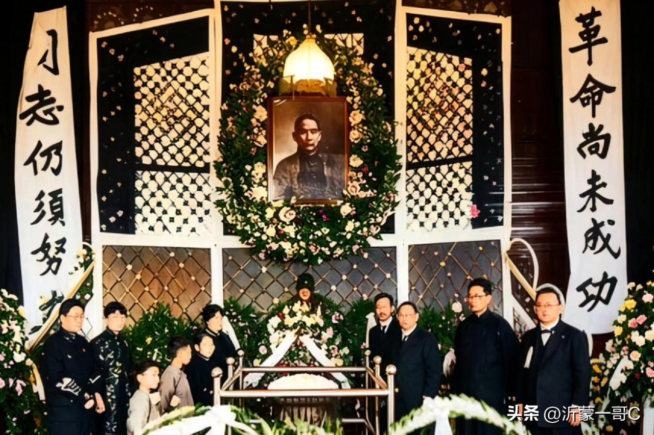 下面是1925年孙中山逝世的珍贵照片。
国父孙中山是1925年3月12日上午9点