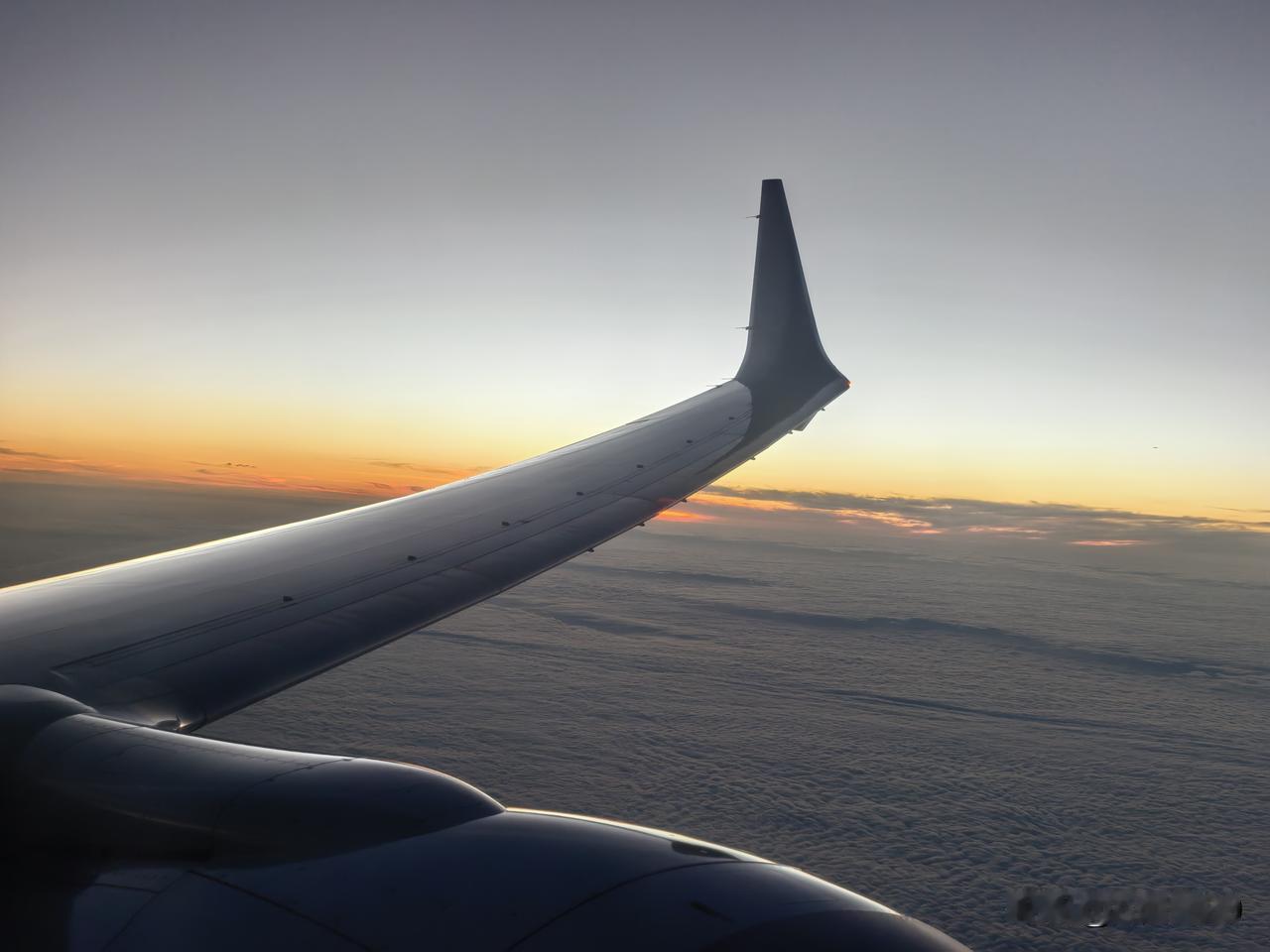 从云南回飞的空中用手机抓拍的。日落夕阳美景