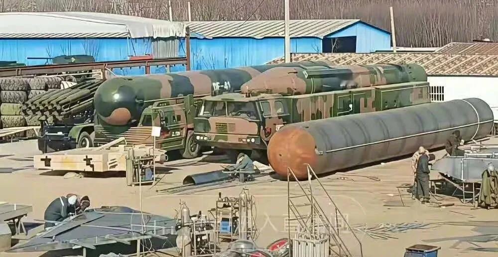 要不是看见图片，真不敢相信，这些东风快递就这样随意摆在院子里，难道是我们多得用不