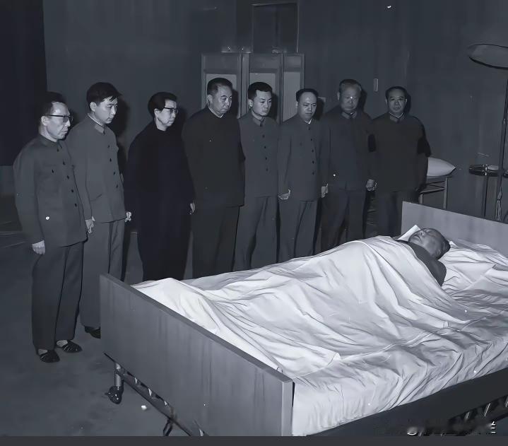 这是一张让无数中国人泪目的老照片。
1976年9月9日零时十分，伟人毛主席永远离