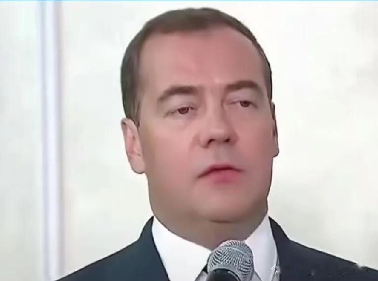 梅德韦杰夫他直接喊美国参议员林赛·格雷厄姆“老爷爷”，原因是这老头呼吁俄罗斯谈判