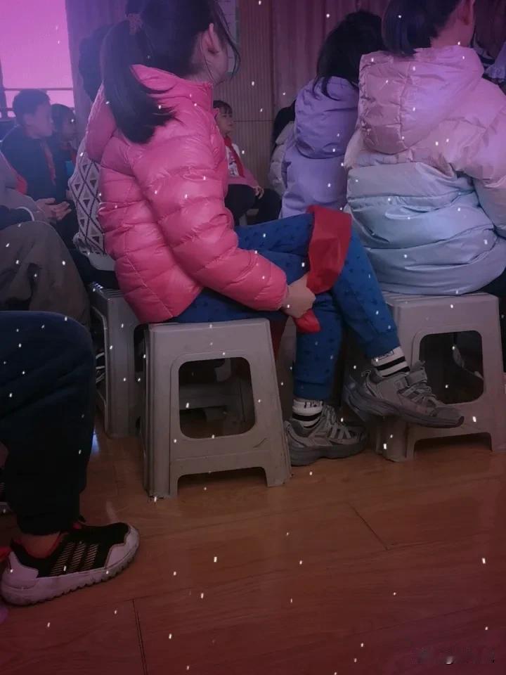 这小朋友，二郎腿熟练的很[捂脸]