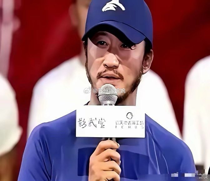 吴京三次请王宝强，三次都没请动。第一次是拍《战狼2》，经纪人直接替他挡了，王宝强