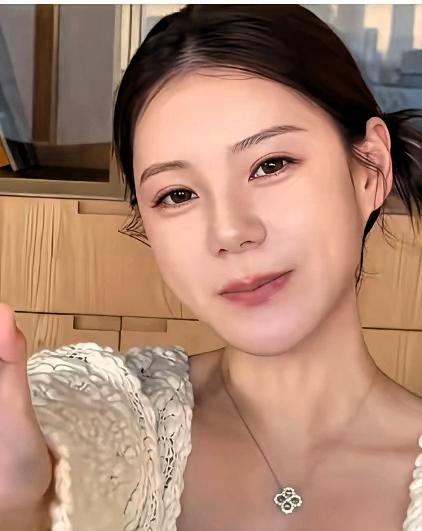 她啊, 刚入那个家, 她多谦逊, 样子多低调, 大家都喜欢, 也多期待她, 觉得