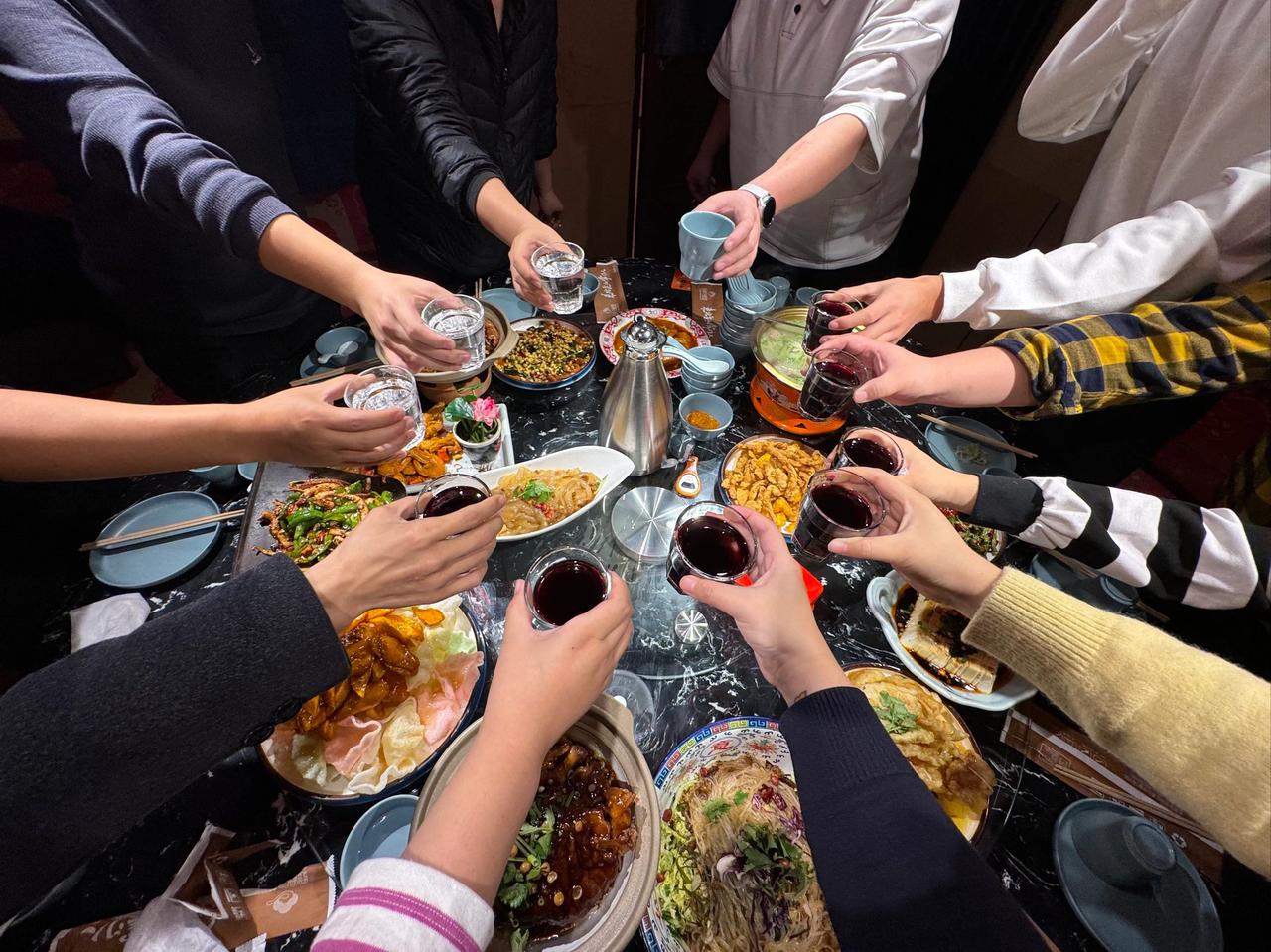 无聊饭局
文｜孙玉良
推杯换盏不交心
东拉西扯难吐真
空耗时间填鸭胃
吃完转身未