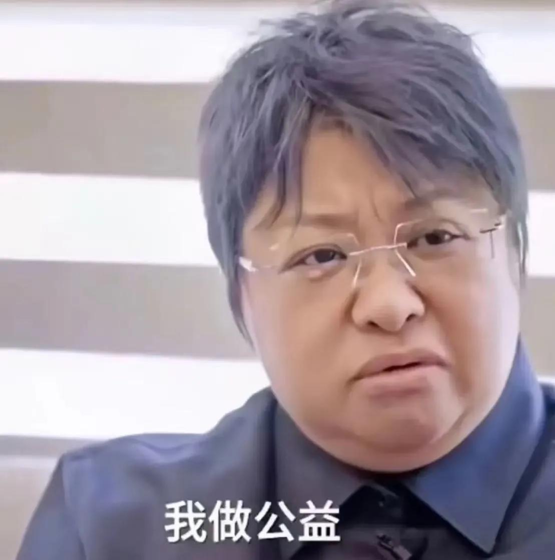 韩红基金会一度深陷舆论争议、被推上风口浪尖。
 
其公开财报显示，基金会56名员