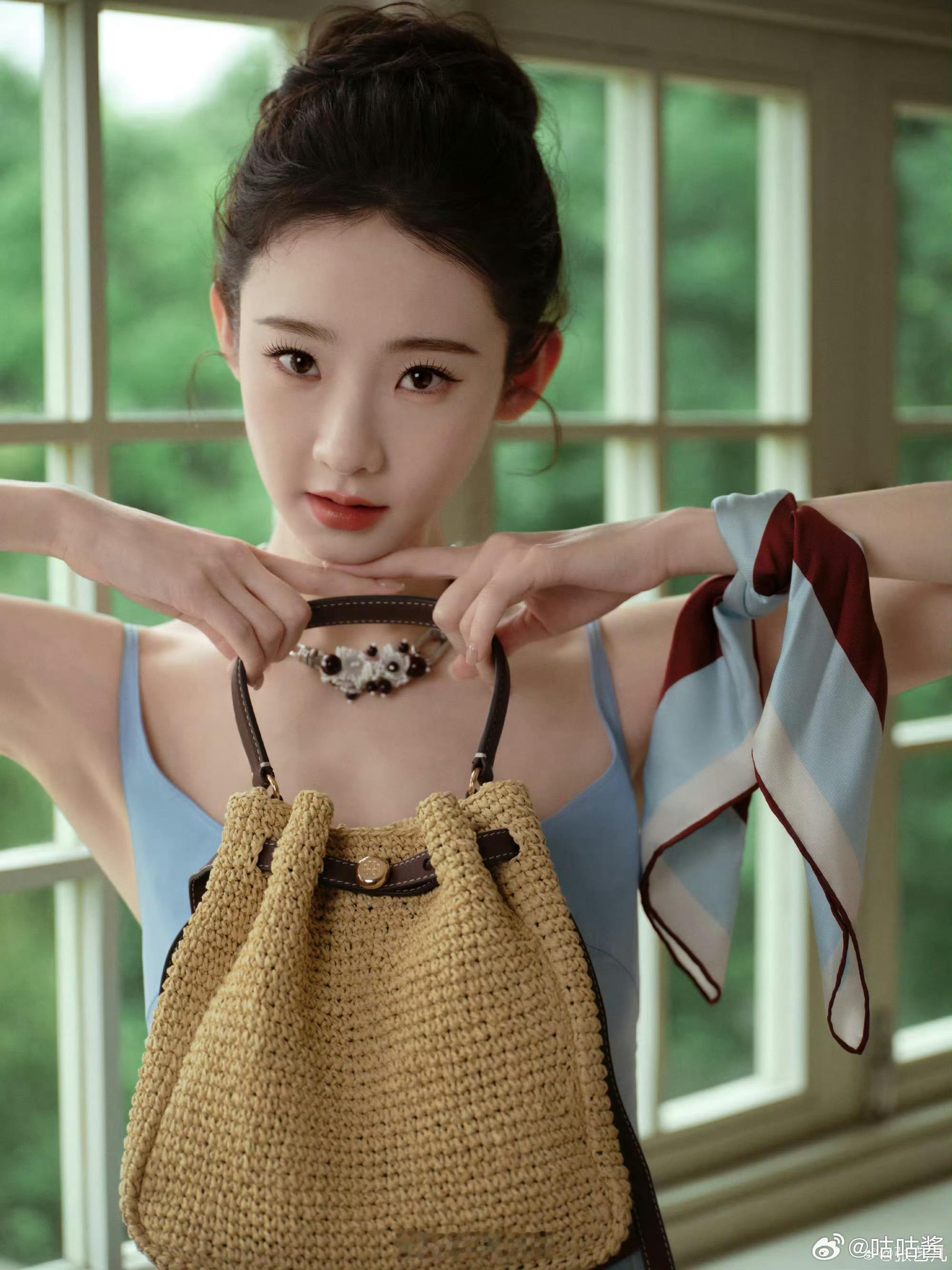 张艺凡海盐味的一天张艺凡孔雪儿同框合照就喜欢看美女同框，张艺凡和孔雪儿同框啦，状