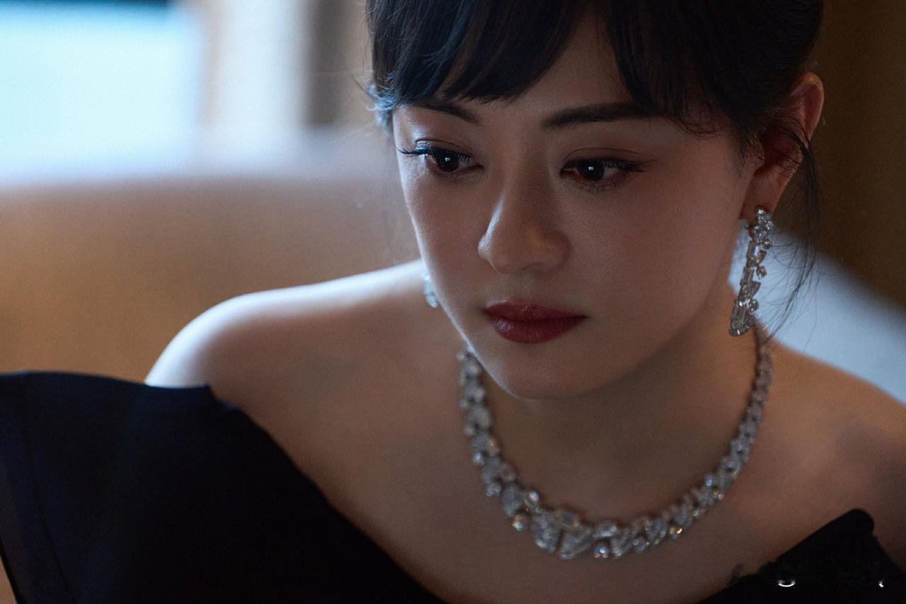 孙俪终于把嘴巴下方的“痣”去掉了，这样看着舒服多了。孙俪这个“痣”并不是痣，而是