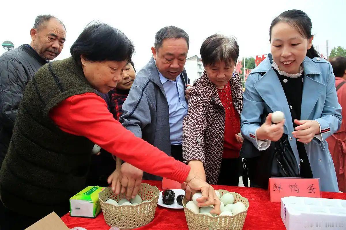 今早在公交站看到一个人很像大姨，赶紧上前打招呼，一看果然没错就是大姨
     