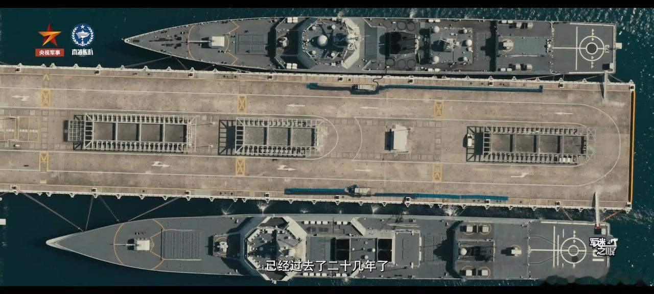 055、052D 型驱逐舰基础版和改进版的并排纵向俯视图。
