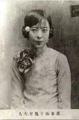 1990年，于凤至浑身插满了管子，她的女儿抱着她哽咽：能不能再等等。

1990