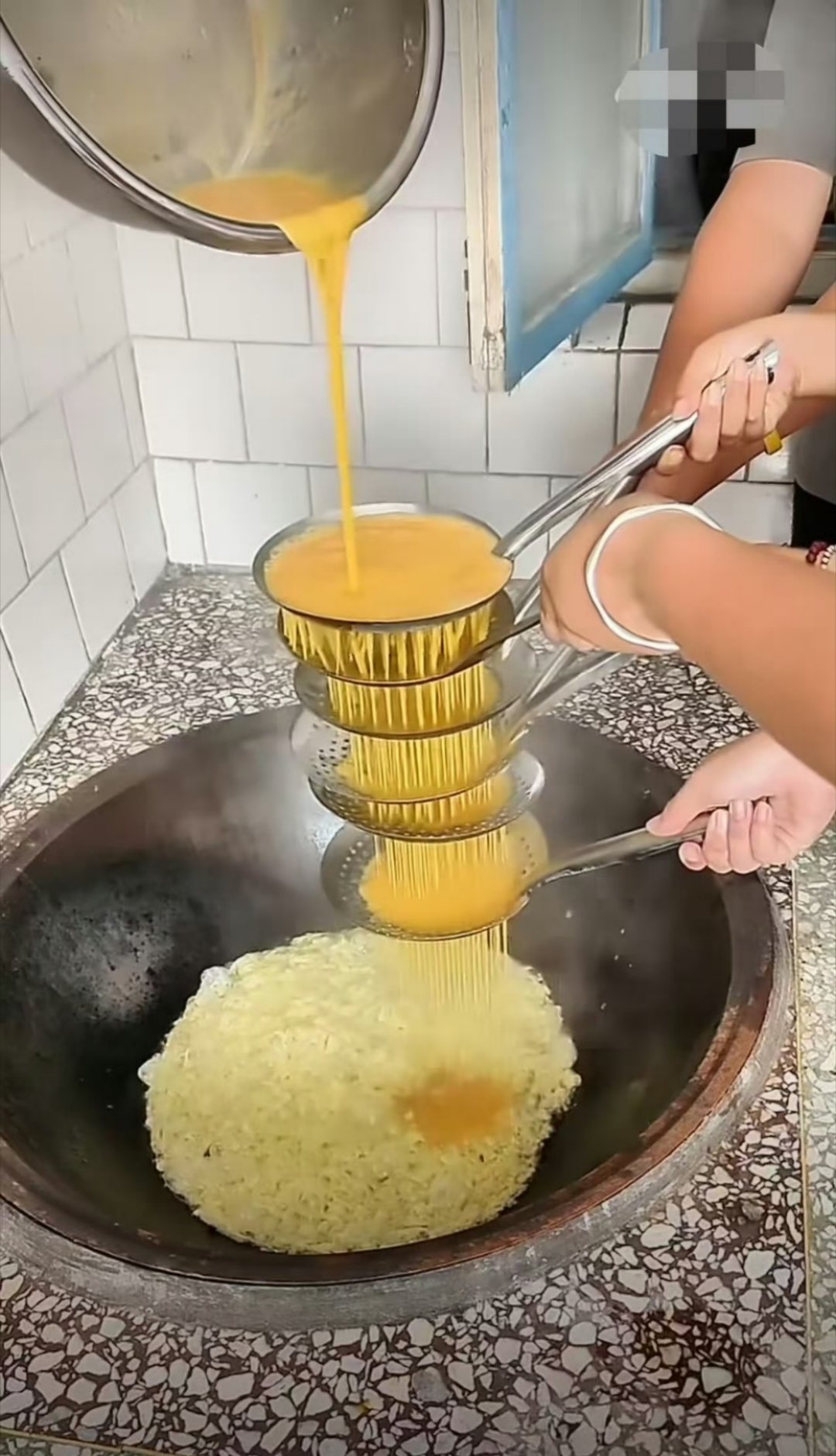 炸个蛋花居然要6只手炸个蛋花，直接凑齐6只手🤣这阵仗，我以为在做什么米其林大菜