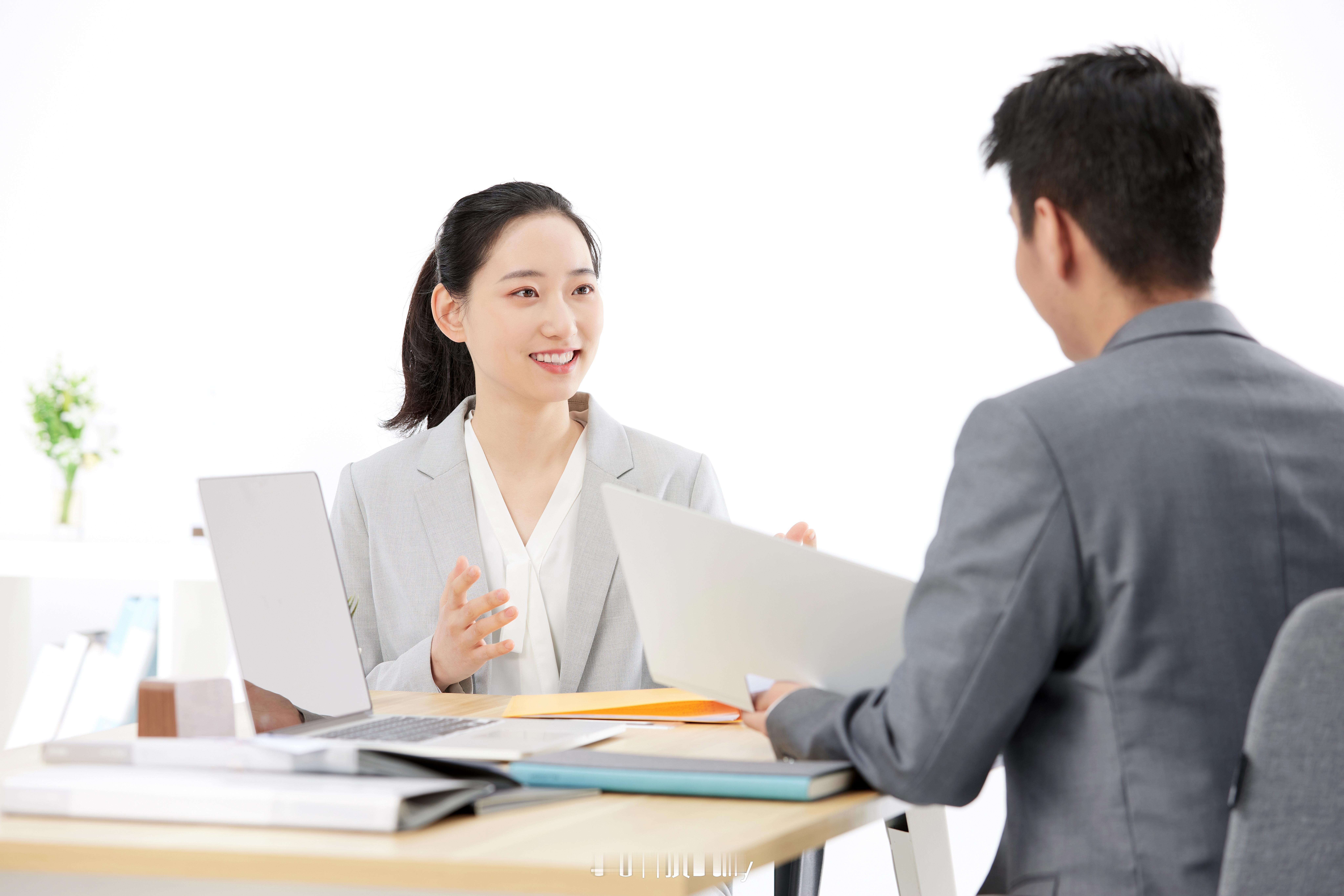 大学生送外卖一个月竟倒欠公司200多元真离谱啊，现在很多公司打着找工作的目的，然