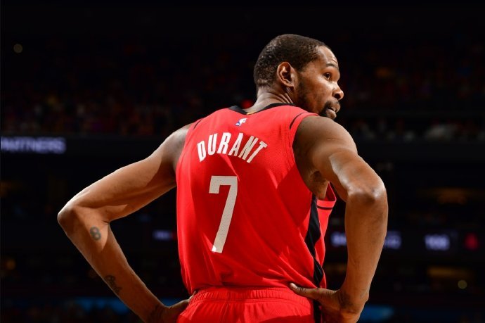 杜兰特铁人火箭已经宣布杜兰特将在明日的收官战中轮休，在首个火箭赛季常规赛中，杜兰