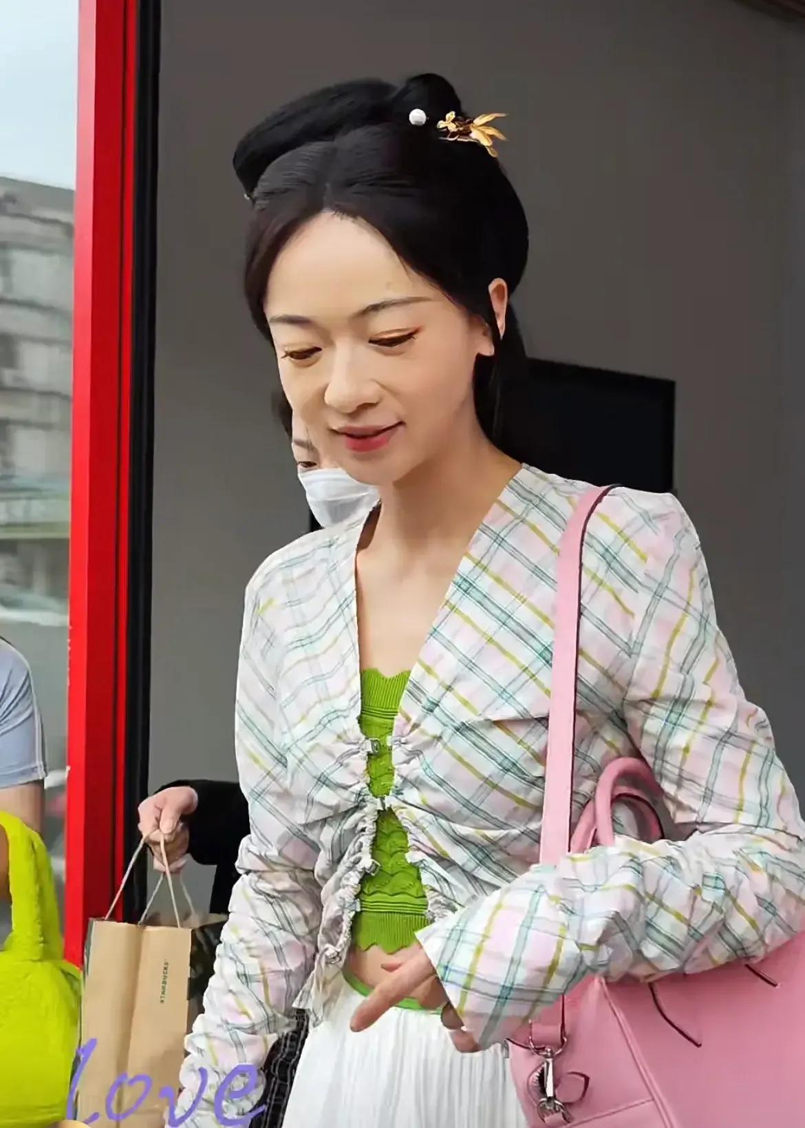 这是吴谨言？感觉一下子老了十岁，她才32岁，脸上法令纹各种纹路都出现了。

我发