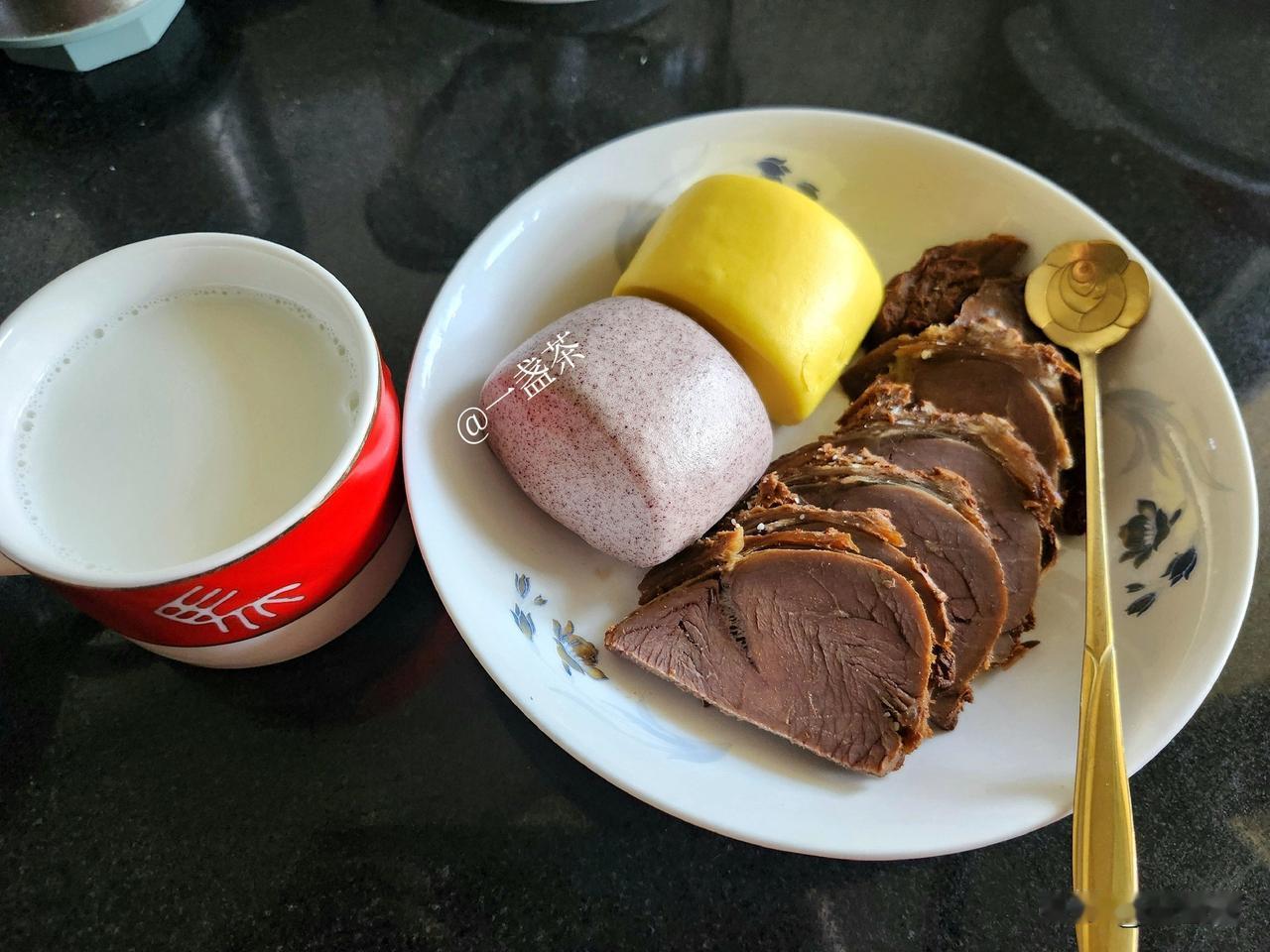 早晨睡醒觉没反应过来，差点以为起晚了影响到老头吃药。

早晨一睁眼天已经大亮，我