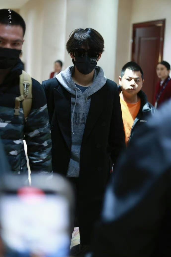 #张真源黑大衣机场路透# 我勒个豆！张真源黑色大衣内搭灰色卫衣，妥妥的韩剧男主没