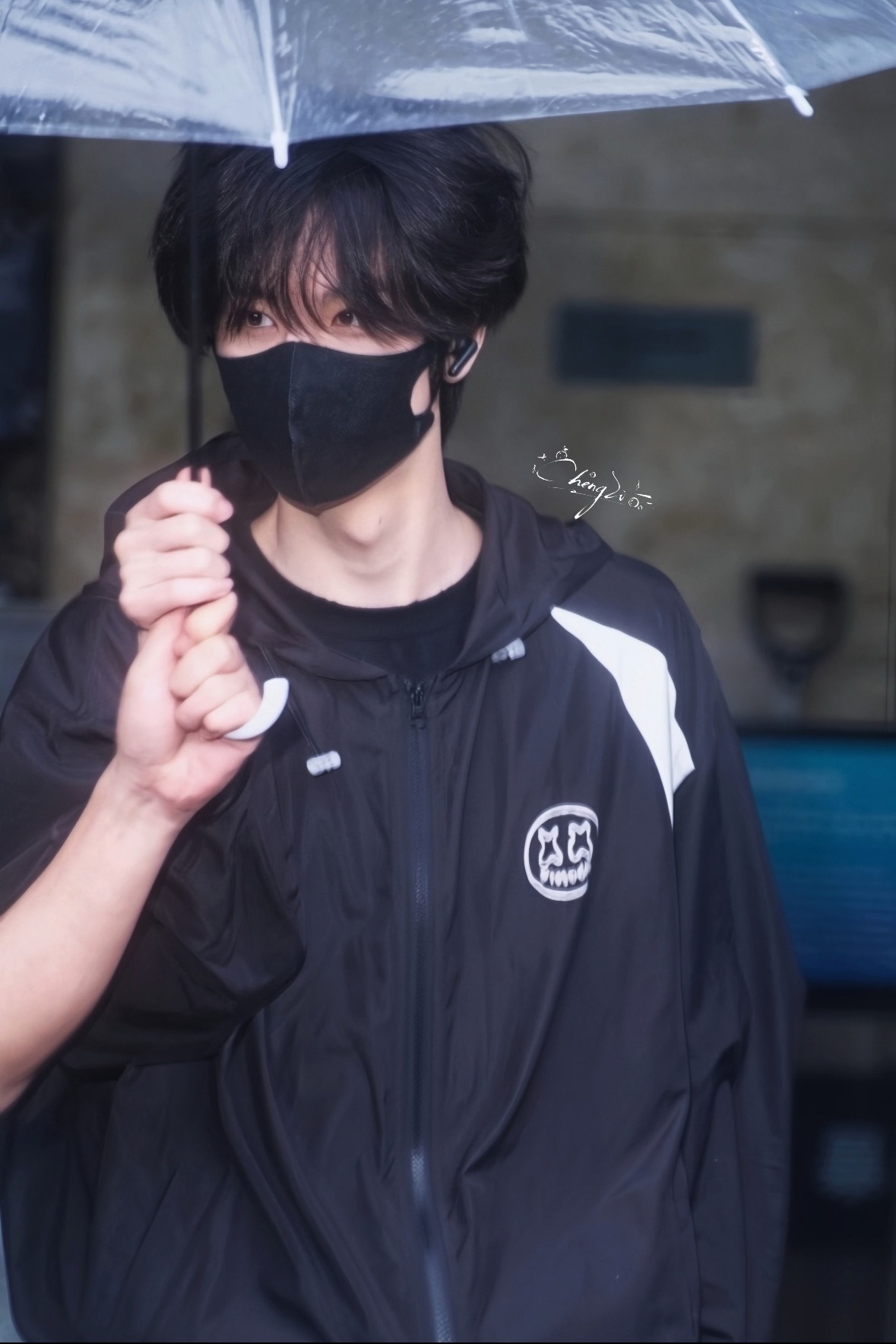 最适合对视的是雨季☔️🥺 