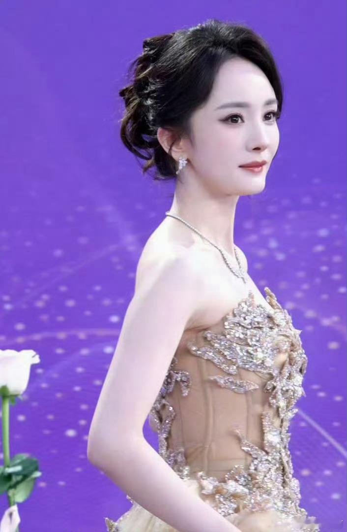 杨幂现场换发型了这么优越的脸是得露出来 更加大方美丽 