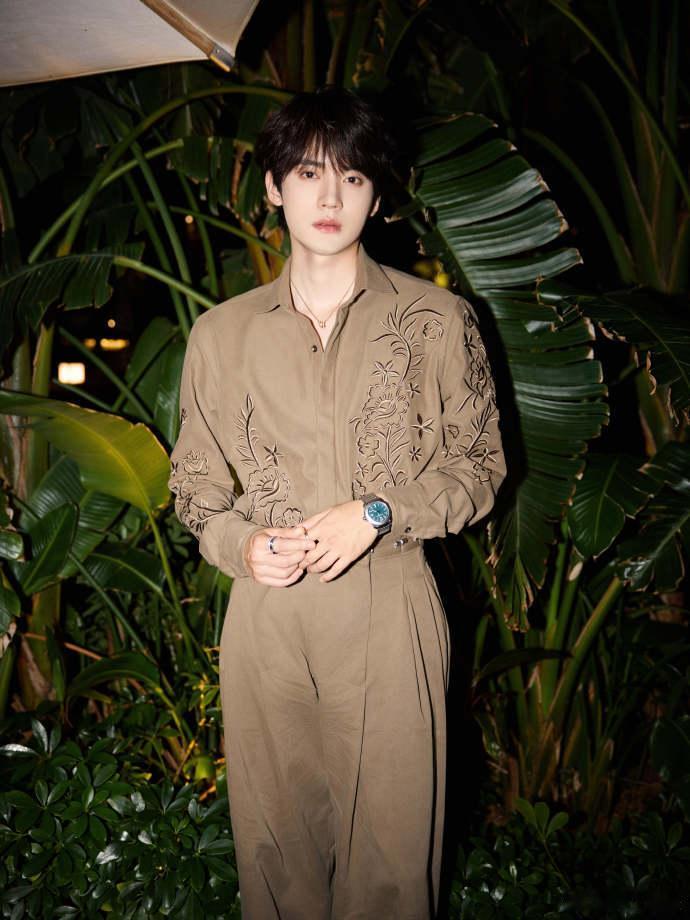 周翊然我眼前一亮  周翊然ELLE无限夜晚大片~这张脸一出现我眼前一亮谁懂 ​ 