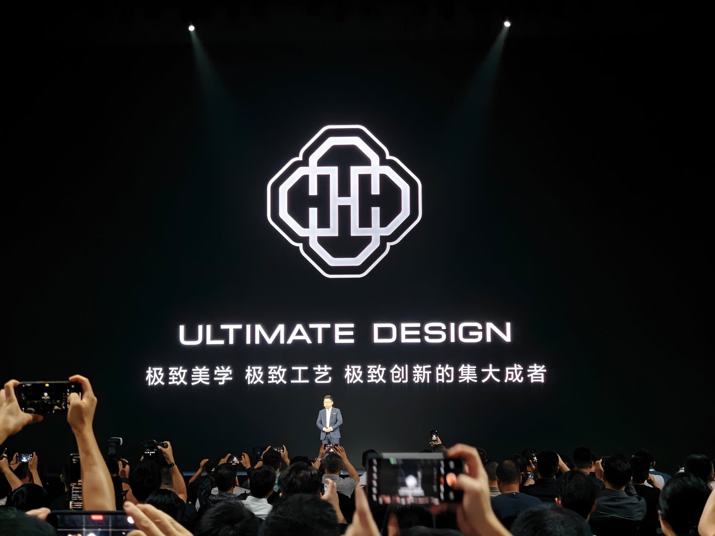 华为Mate XTs的这个紫色真的很好看，还有白色，这一代色系很全，覆盖面就更广