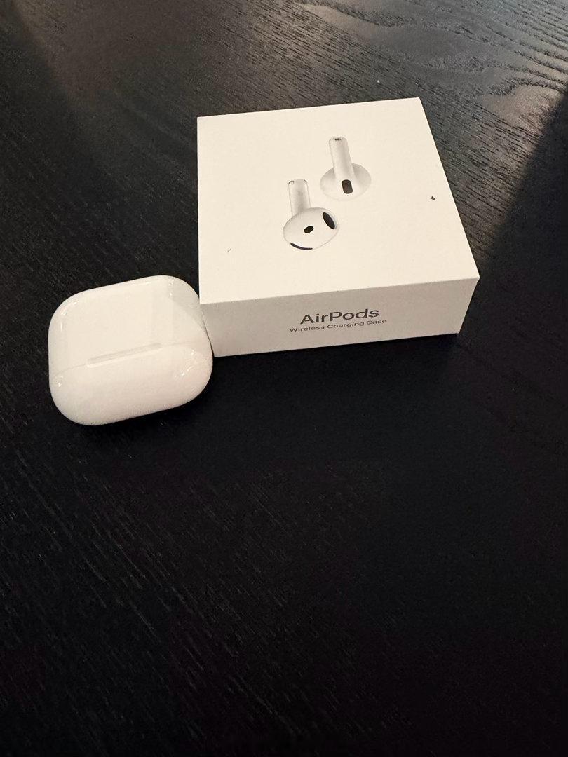 iPhone18 Pro用户到手AirPods已经送到了，下午去取手机～  ​​