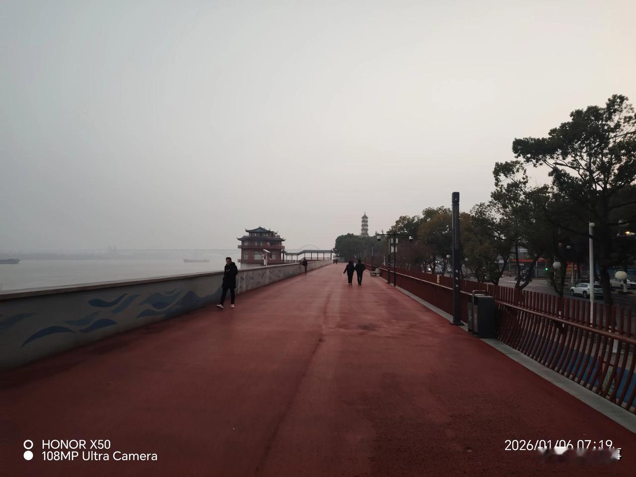 今年冬天的不同2026年1月6日长江岸边晨练