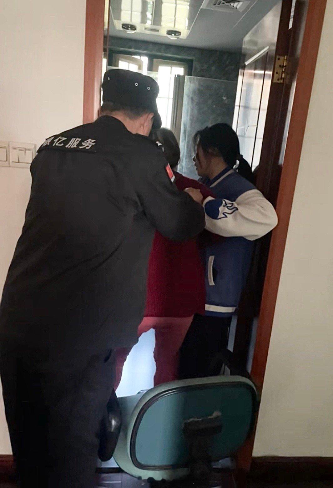 宁波海曙社工和物业紧急帮扶摔倒老人 近日，宁波海曙望春街道青林湾东区一名77岁老