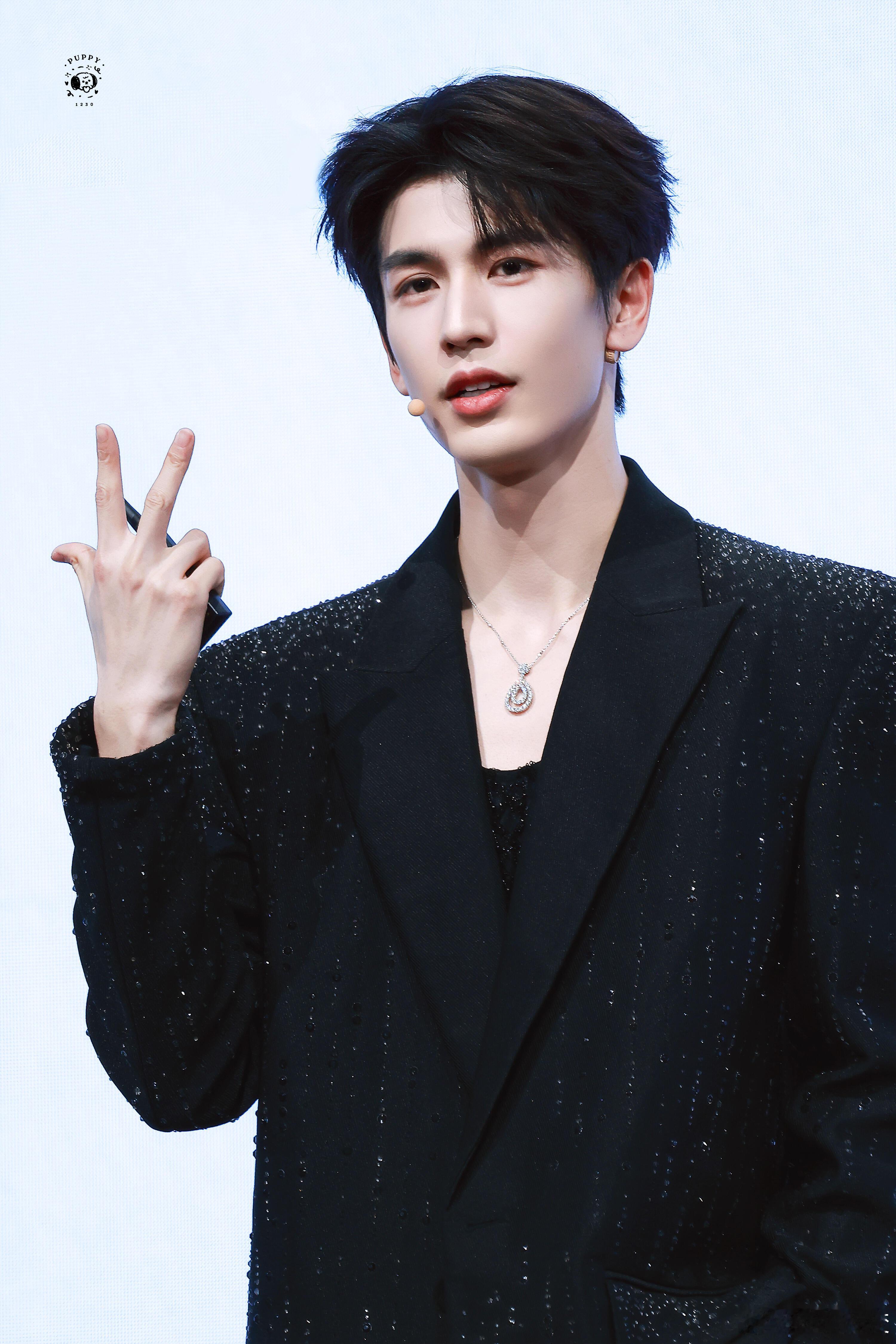 张凌赫[超话]  彩带落下的瞬间我许愿 你所愿即所得张凌赫｜ ​​​