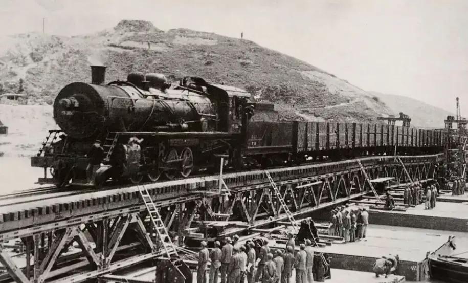 1951年9月18日，美军出动1700多架飞机，对志愿军后方铁路线发动名为“绞杀