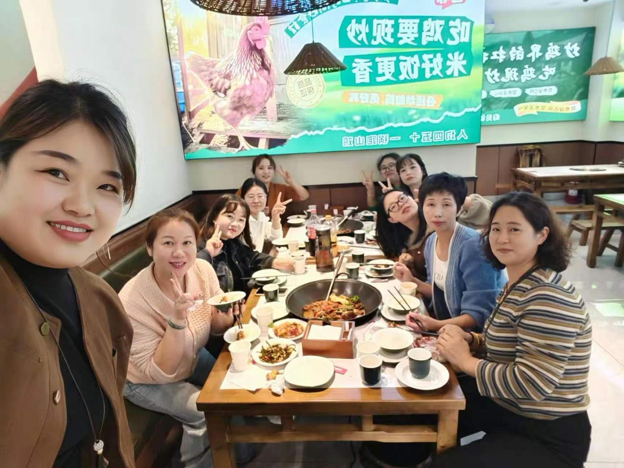 今日份快乐 公司给的 各店姐妹来慢城逛逛🌹🌹🌹