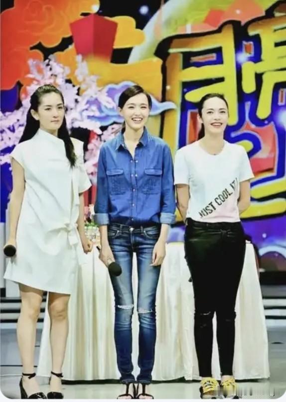 谢娜、唐嫣 、姚晨三位美女同框的照片，看着很有意思。

谢娜穿着白色的超短裙，踩