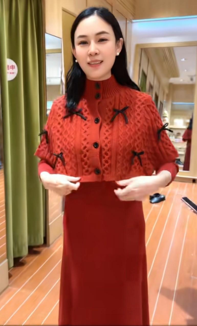 李鑫姐姐选上了一套红红的美装，开开心心的迎接弟弟李鑫回家！
李鑫姐姐天生就漂亮，