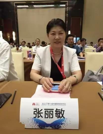 这家女院长平时镜头前穿金戴银、满脸堆笑，拿着“亚洲医院管理金奖”，这回却在看守所