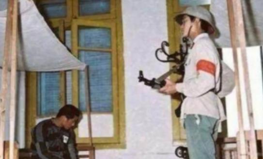 1979年，对越自卫反击战中，冯增敏带着200多人向越军投降，回国后被判10年徒