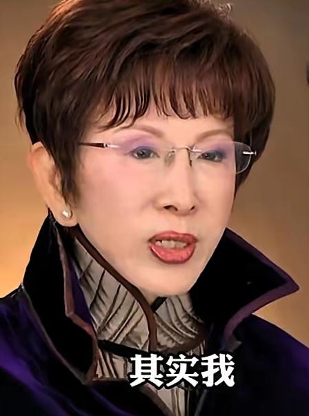 九三阅兵为啥是洪秀柱？


洪秀柱能来九三阅兵，
不是没道理的。
她和马英九虽然