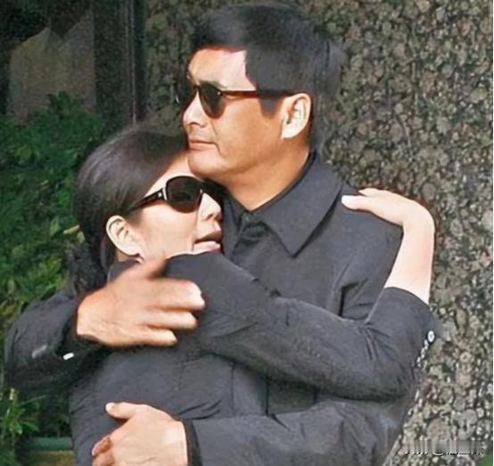 2007年，在钟楚红丈夫的葬礼上，钟楚红扑在周润发怀里痛哭失声，悲痛万分，而周润