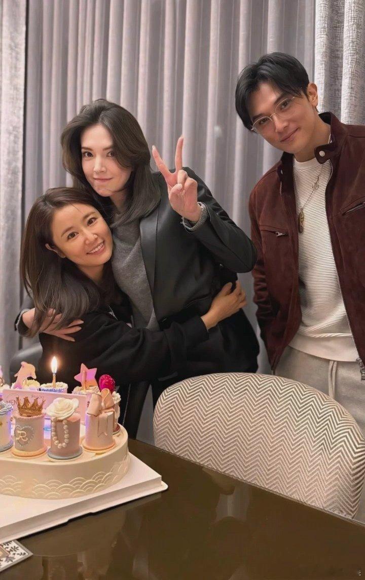 林心如49岁庆生照  林心如晒照庆49岁生日  林心如49岁庆生照 