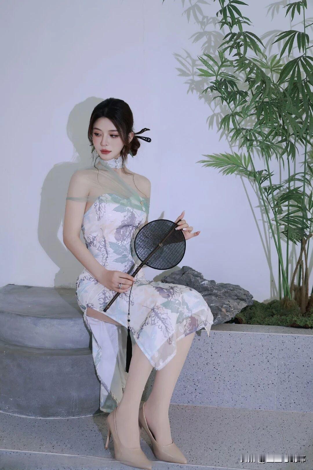 东方女性穿旗袍之所以展现出独特美感，是服饰设计、文化内涵与个人气质多重因素共同作