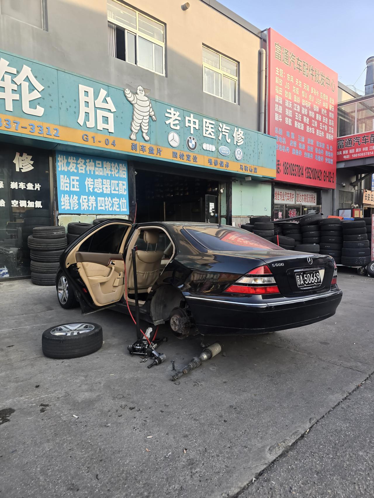 来气配成修车，偶然看见了一辆非常经典的蝴蝶奔，还是黑色车牌，真的是太罕见了【来自